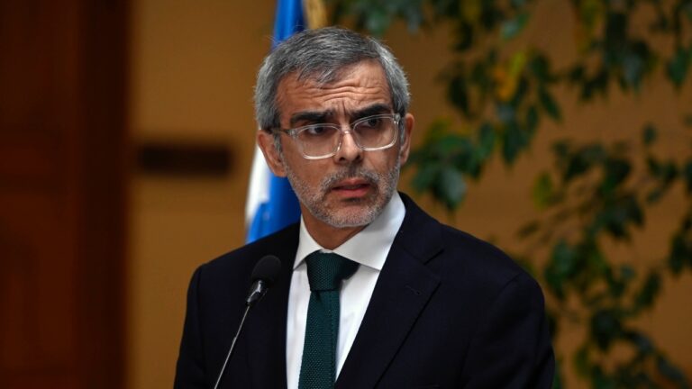 Dictan 541 días de cárcel para César Pizarro, activista que amenazó al ministro Cordero y al exdirector de Gendarmería