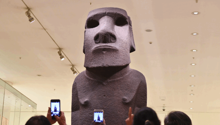 ¿Vuelve el moai? Embajador de Grecia propone alianza a Chile para exigir al Museo Británico devolución de piezas arqueológicas