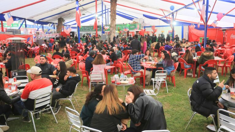 Las fondas gratis que habrá en Santiago (y en la Región Metropolitana) para estas Fiestas Patrias