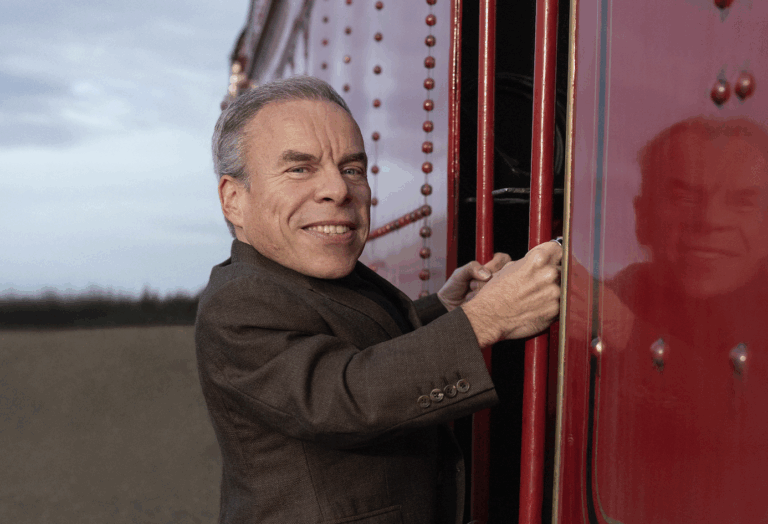 El Profesor Flitwick está de vuelta: Confirman a Warwick Davis en la nueva serie de Harry Potter