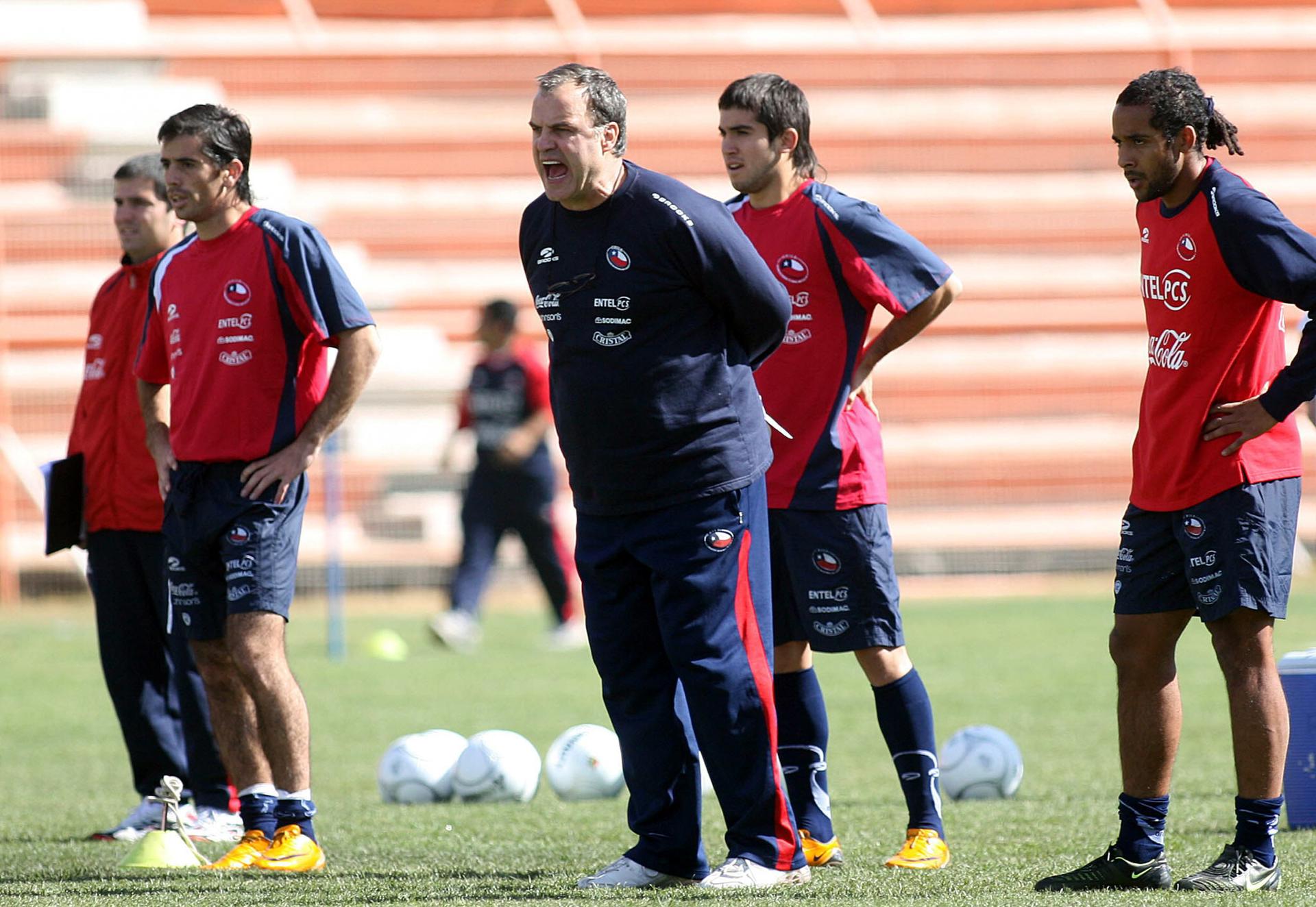 El director técnico de la selección chilena de fútbol, el argentino Marcelo Bielsa (c), da indicaciones al equipo junto a los jugadores Jean Beausejour (d) y Pedro Morales (2, d) hoy, 10 de junio 2008, en la ciudad de Calama, Chile, durante los entrenamientos con miras a la jornada de las eliminatorias para el Mundial Sudáfrica 2010, que disputará frente a su similar de Bolivia. EFE/MARCO MUGA/ANFP