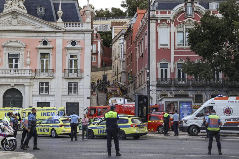 Portugal: Varios muertos al descarrilar el funicular turístico más famoso de Lisboa