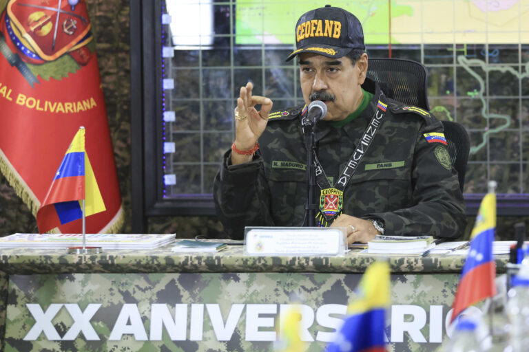 Maduro firma decreto de conmoción externa ante 