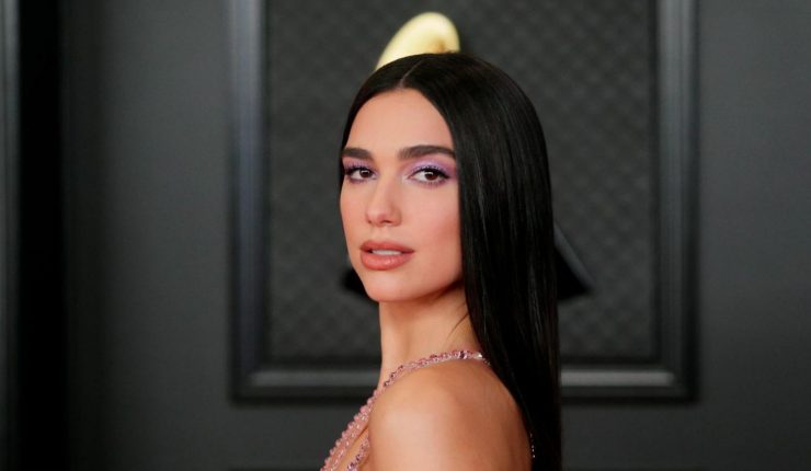 Dua Lipa niega que despidiera a su agente y critica al tabloide británico que lo publicó