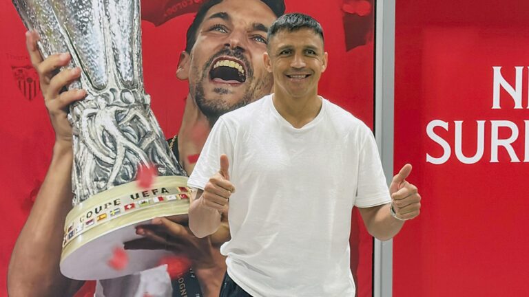 Alexis Sánchez ya llegó a España para firmar una temporada con el Sevilla