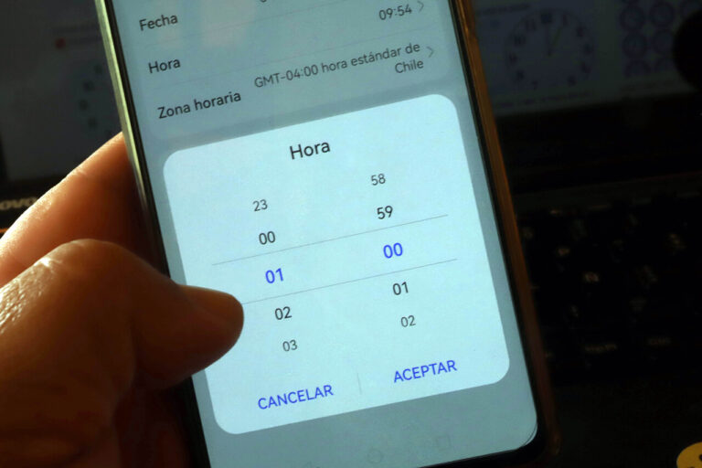 Quedan pocos días para el cambio de hora en Chile: ¿Se adelanta o atrasa el reloj?