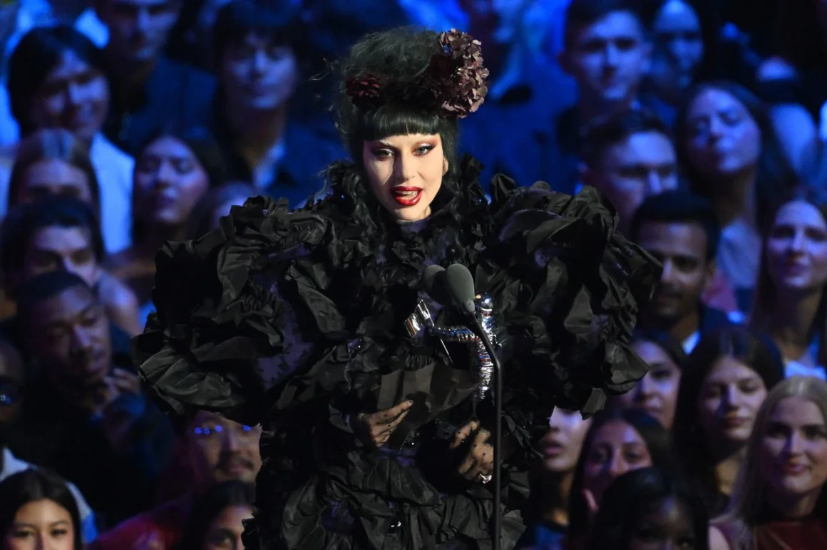 Lady Gaga recibe el premio a la Artista del Año en el escenario durante los MTV Video Music Awards. Angela Weiss/AFP/Getty Images