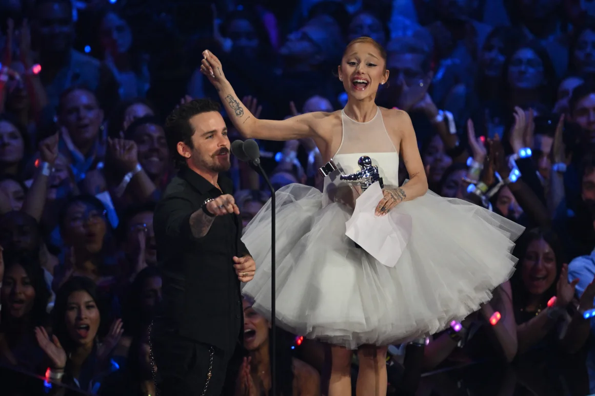 La cantautora estadounidense Ariana Grande y el director de videos musicales estadounidense Christian Breslauer aceptan el premio al Video del Año por "Brighter Days Ahead" en el escenario durante los MTV Video Music Awards. ANGELA WEISS/AFP/AFP via Getty Images