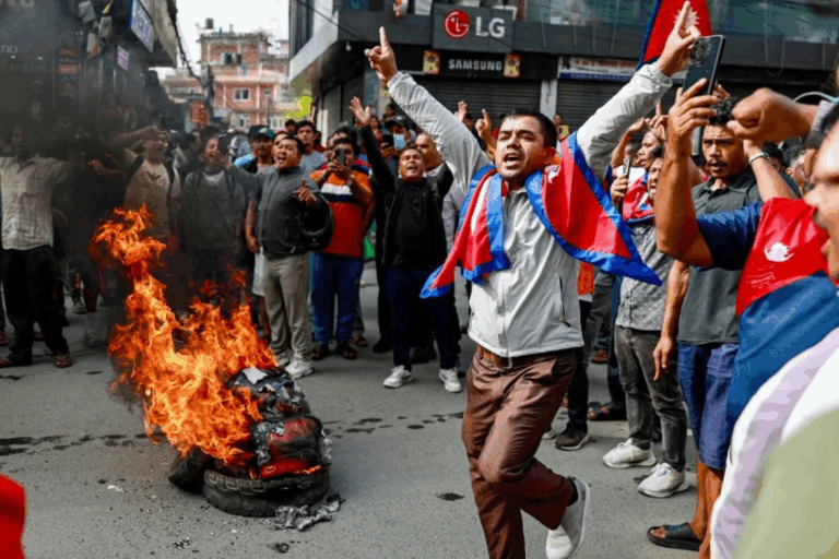 ¿Qué desató las mortales protestas en Nepal que terminaron con la renuncia del primer ministro y la quema del Congreso?