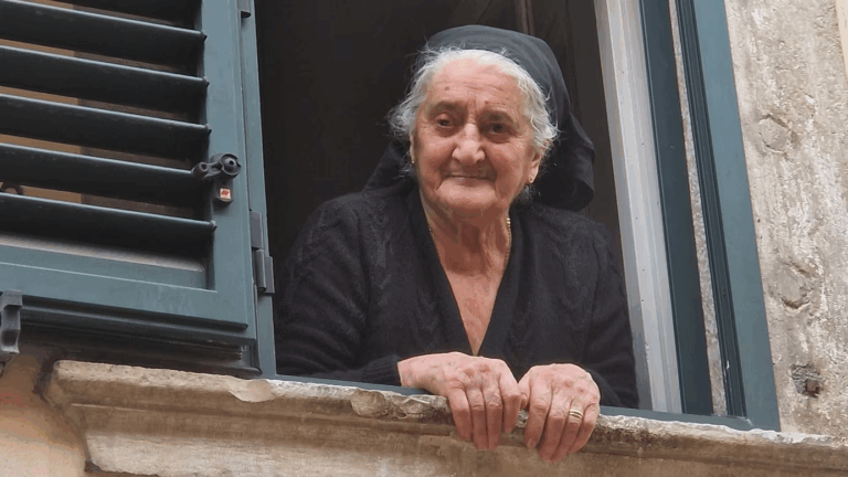La mujer de 94 años que detuvo el tiempo con su vestimenta en un pueblo de Italia: Ahora es en una atracción turística