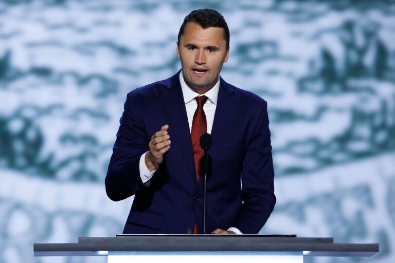 ¿Qué sabemos del tiroteo a Charlie Kirk, el aliado de Donald Trump?