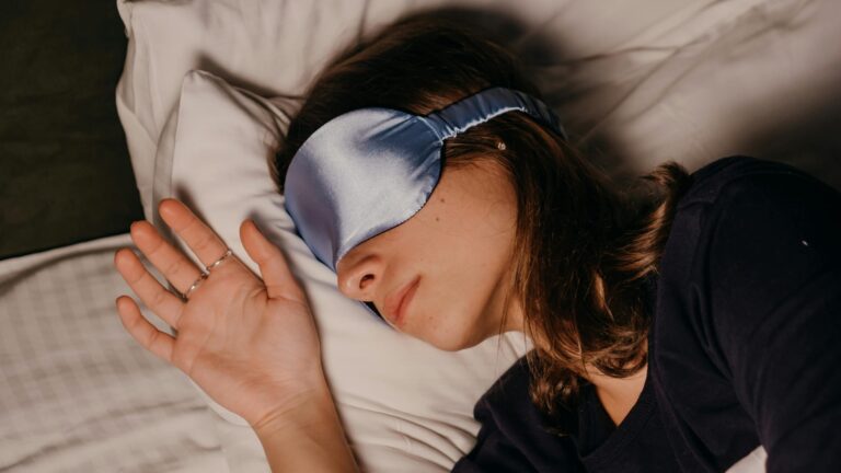 Cambio de hora: Neuróloga entrega 10 consejos para dormir sin problemas