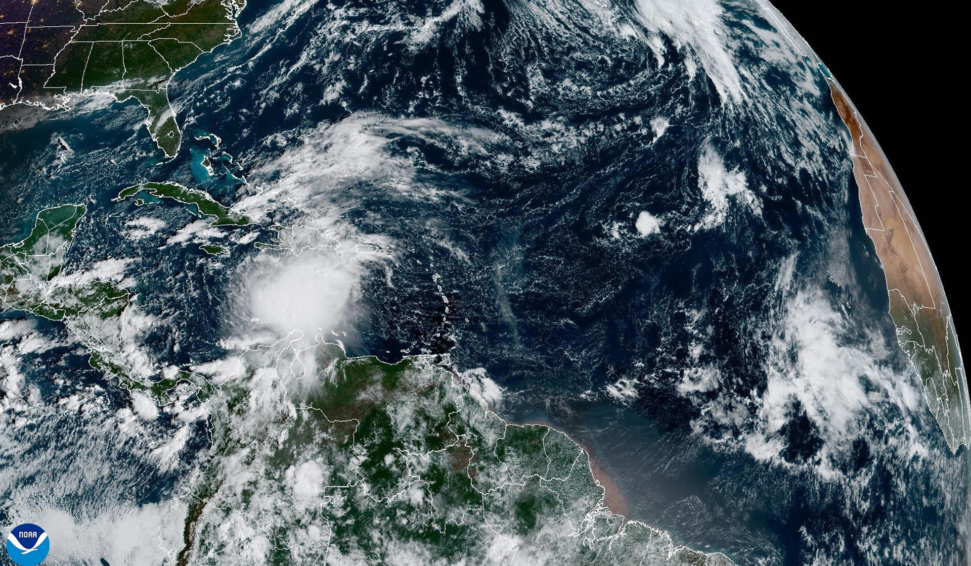 Fotografía satelital cedida este miércoles por la Oficina Nacional de Administración Oceánica y Atmosférica de Estados Unidos (NOAA), a través del Centro Nacional de Huracanes (NHC), donde se muestra la localización de la tormenta tropical Melissa cerca del Caribe. EFE/ Oficina Nacional De Administración Oceánica y Atmosférica De Estados Unidos