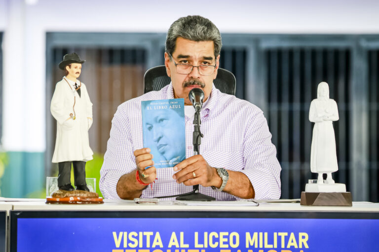 Nicolás Maduro asegura haber recibido una figura del primer santo venezolano bendecida por el Papa