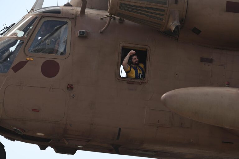 Los últimos rehenes vivos liberados por Hamás ya están en territorio israelí