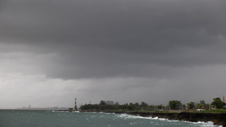 Melissa pasó a huracán de categoría 5 y amenaza a Jamaica: Autoridades llaman a la población a no dejar sus refugios