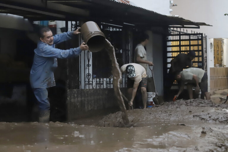 64 muertos y 65 desaparecidos tras lluvias torrenciales en México