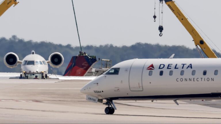 Dos aviones chocaron en tierra en aeropuerto de Nueva York: Una azafata quedó con lesiones