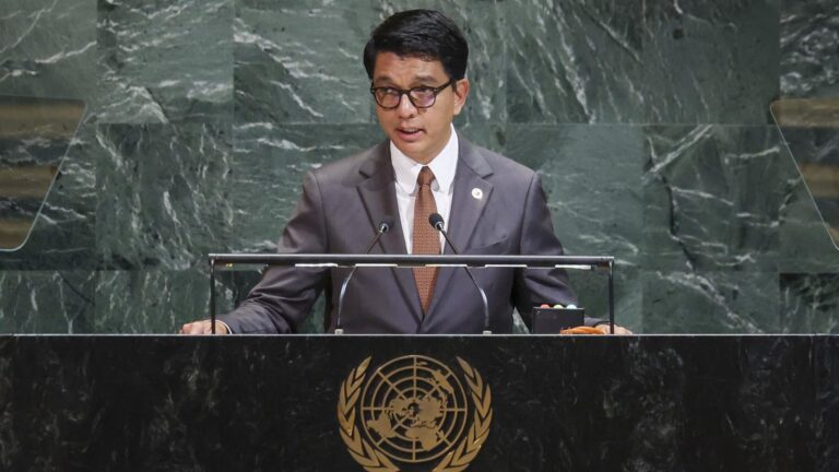 Madagascar: Diputados ignoran la disolución de Parlamento y votan para destituir al presidente Andry Rajoelina