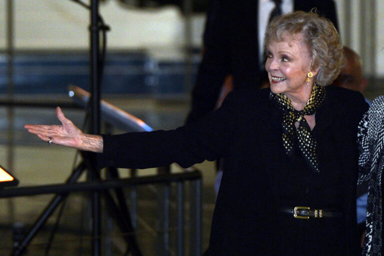 Muere a los 100 años June Lockhart, actriz de ‘Lassie’ y ‘Perdidos en el espacio’