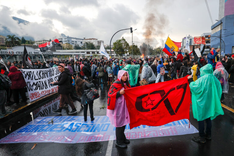 Ecuador deporta a periodista español-chileno que reportaba sobre las protestas por considerarlo “una amenaza”