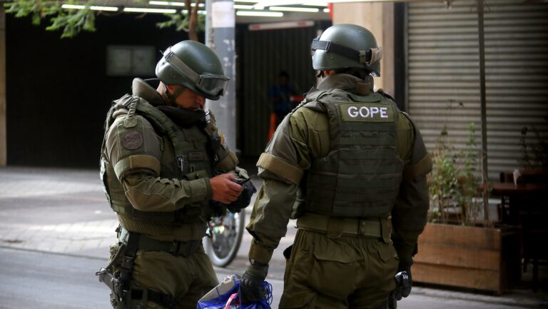 Artefacto con “características explosivas” fue hallado en una bóveda en desuso de la Bolsa de Santiago