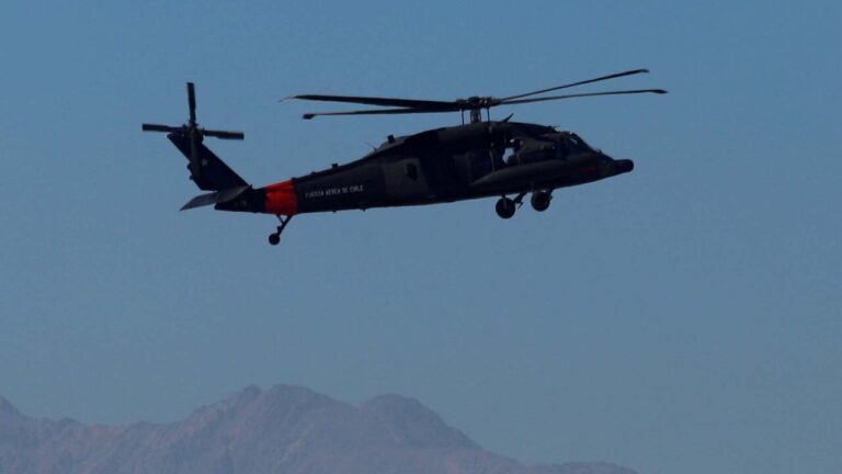 Fuerza Aérea confirma que encontró helicóptero perdido en Campos de Hielo Sur: Uno de los tripulantes falleció