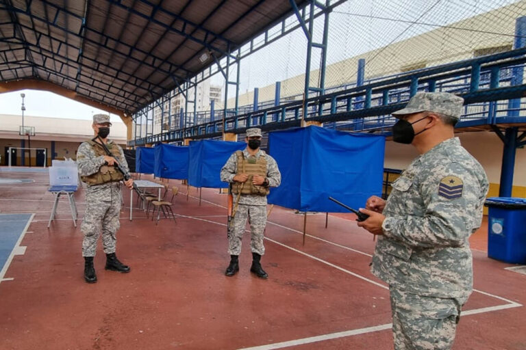 Gobierno corrige error en instrucción sobre entrega de colegios a las FF.AA. para elecciones presidenciales