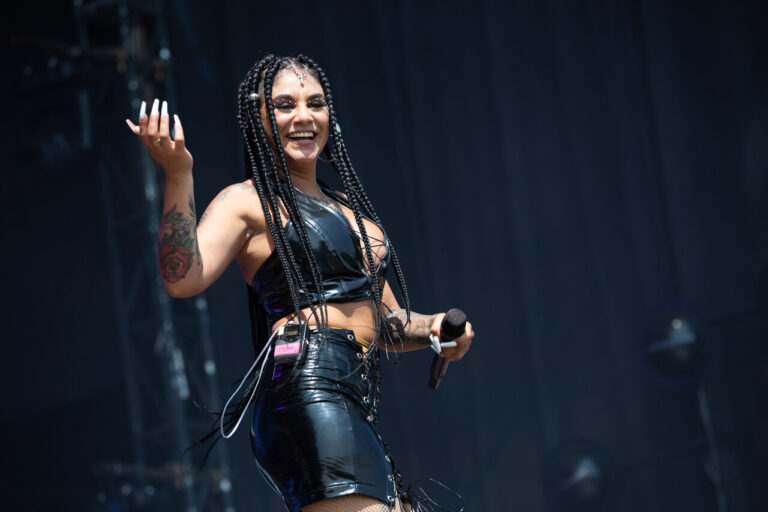 Detienen a la cantante urbana Flor de Rap en Ñuñoa: viajaba en un vehículo con encargo por robo