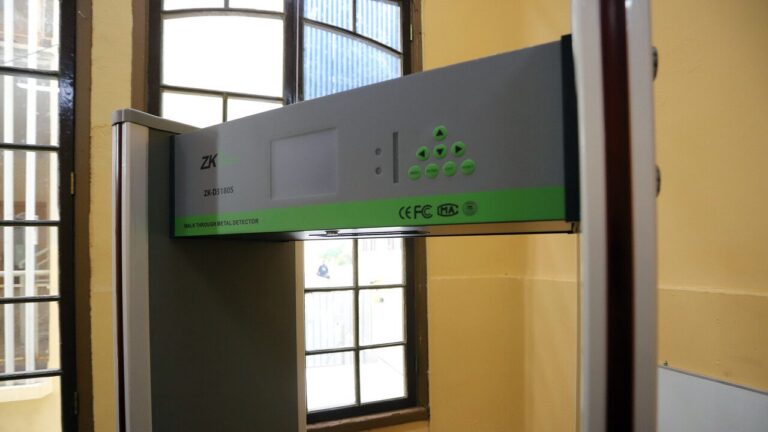 Avanza en el Congreso proyecto sobre instalación de detectores de metales en colegios y centros de salud