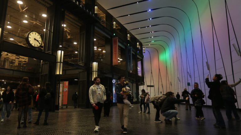 Panoramas gratuitos este 11 y 12 de octubre: Concierto en el MUT, Mercado de Colores en Santiago y ciclovía nocturna en Providencia