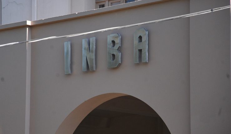 Violencia en el INBA: Encapuchados lanzan molotov, agreden a profesora y destruyen vehículo del rector