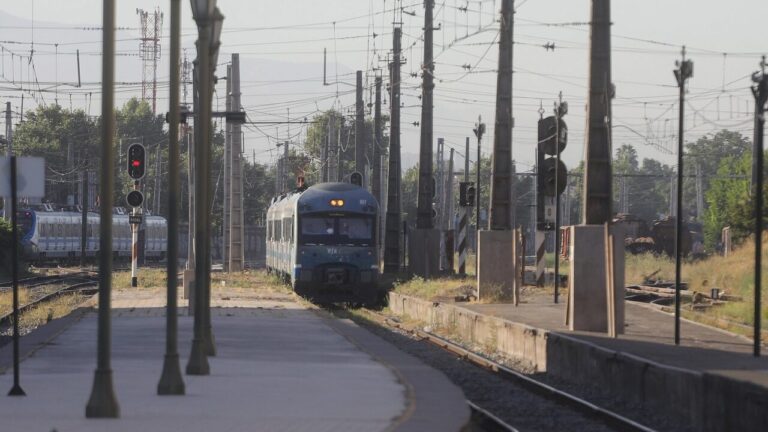 EFE informa que tren Nos-Estación Central funciona parcialmente por 