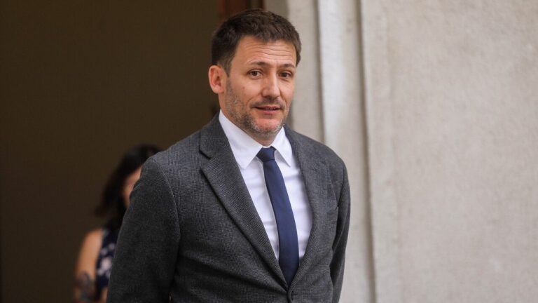 Ministro Diego Pardow renuncia en medio de escándalo por error en cálculo de tarifas de luz