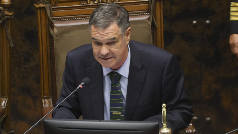 Ossandón responde a funcionarios del Congreso por iniciativa para regular los sueldos: “No pueden vivir en una realidad paralela”