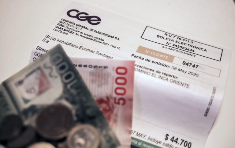 Cobros extras por US$115 millones y rebaja del 2% desde enero de 2026: Esto dejó el escándalo por error en cuentas de luz