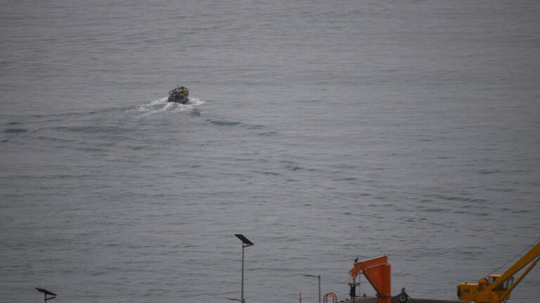 Rescatan a ocupantes de embarcación que quedó varada en Quintero