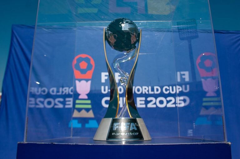 “Creemos que Chile estará con nosotros”: Hombre viajó 30 horas desde Marruecos para presenciar la final del Mundial Sub-20