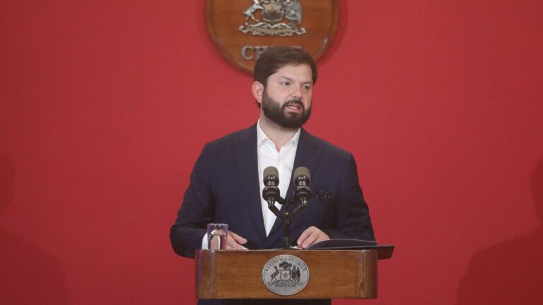 UDI denunciará al presidente Boric ante la Contraloría: Lo acusan de usar cadena nacional para “atacar” a Kast y Matthei