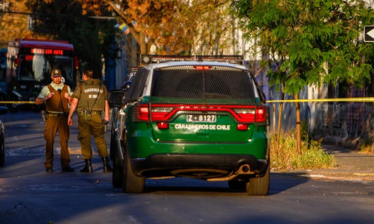 Violento portonazo en La Reina: Adulto mayor de 62 años fue golpeado y quedó inconsciente al intentar evitar el robo de su vehículo