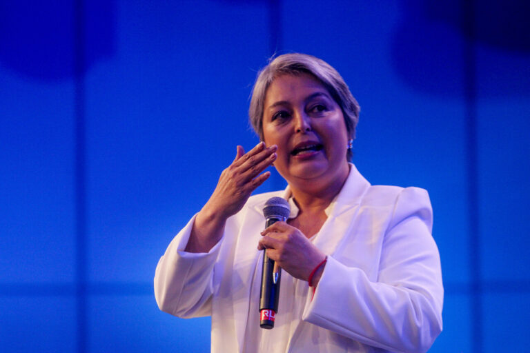 Jeannette Jara toma distancia de Boric tras emplazamiento a Kast: 