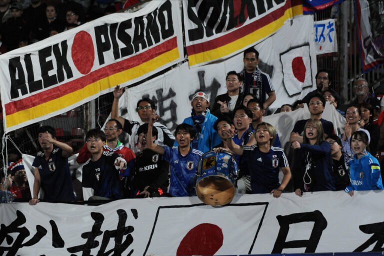 Hinchas de Japón sorprendieron al ayudar a limpiar el Estadio Nacional tras victoria ante Chile