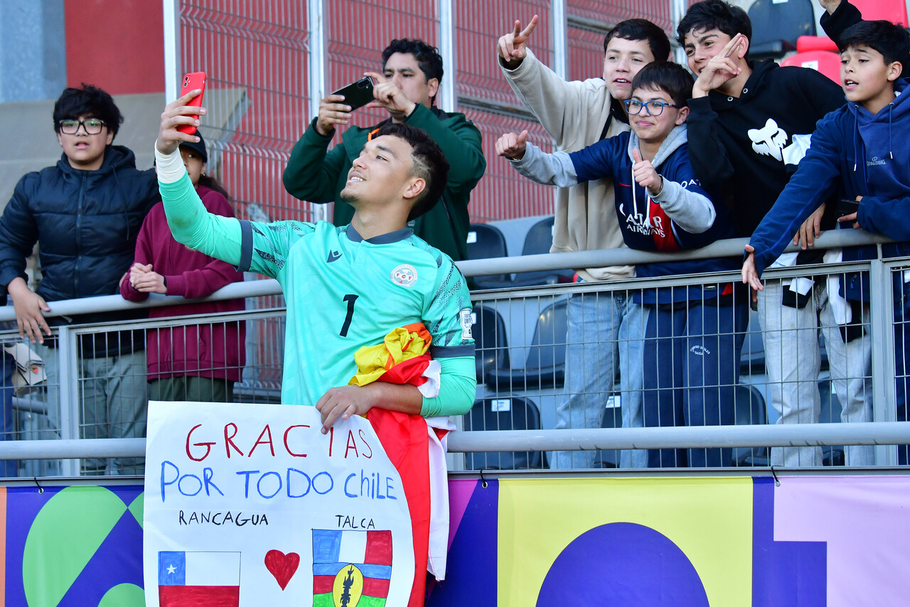 Los jugadores de Nueva Caledonia se despiden del público agradeciendo el cariño recibido tras el partido, válido por la fase de grupos del grupo E de la Copa del Mundo Sub-20,Chile 2025, entre las selecciones de Nueva Caledonia y Francia, disputado en el estadio Fiscal de Talca/Agencia Uno