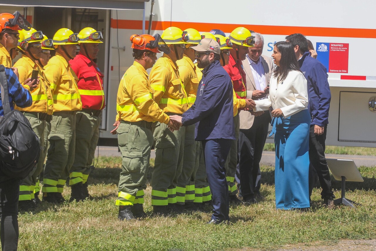 El Presidente de la República, Gabriel Boric Font, encabeza el lanzamiento del Plan de acción 2025-2026 de prevención, mitigación y control de incendios forestales junto a los ministros y ministras de Agricultura, Ignacia Fernández, del Interior, Álvaro Elizalde, el director ejecutivo de CONAF, Rodrigo Illesca, y la directora nacional de SENAPRED, Alicia Cebrián/Agencia Uno