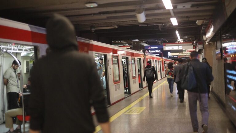 Líneas 1, 2 y 5 del Metro de Santiago presentan retraso en su servicio: Se dispuso justificativo