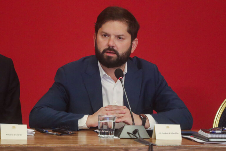 Boric evita polemizar con Tohá por 