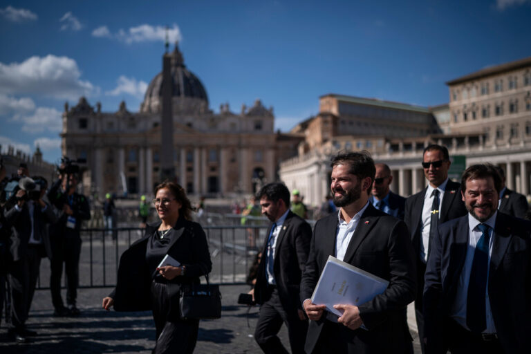 Presidente Boric visita la tumba del papa Francisco durante su viaje oficial a Roma