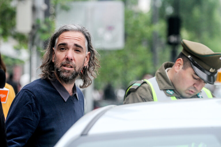 Sorprenden a hijo de Andrés Chadwick conduciendo sin licencia un auto con papeles vencidos: Vehículo suma 330 multas desde 2009