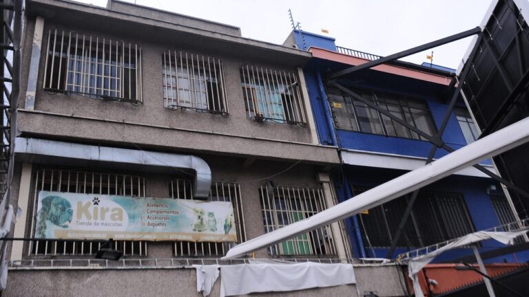 Mujer murió tras inhalar monóxido de carbono en departamento en Santiago: Emanación sería por calefont en mal estado