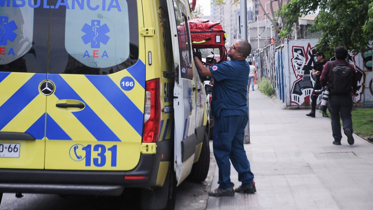 Mujer murió tras inhalar monóxido de carbono en departamento en Santiago: Emanación sería por calefont en mal estado/Agencia Uno